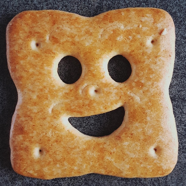 Directement au-dessus de la photo d'un biscuit avec un visage anthropomorphique