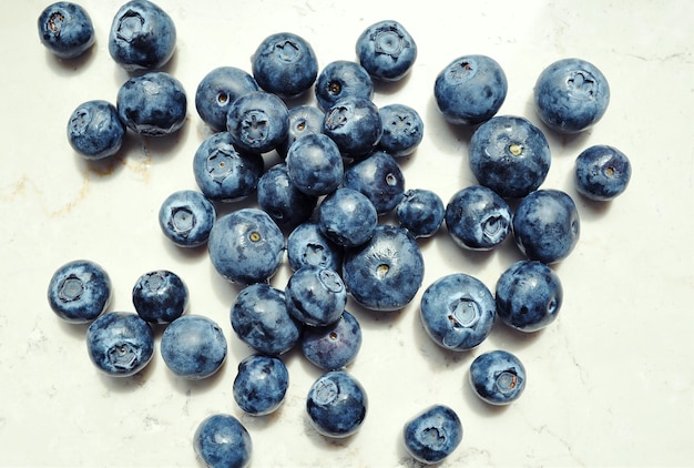 Directement au-dessus de la photo de bleuets sur la table