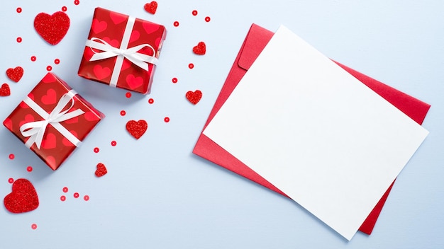 Directement au-dessus de la photo des cadeaux de Noël sur fond bleu