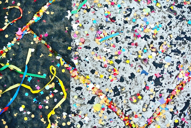 Directement au-dessus, une photo de confettis colorés.