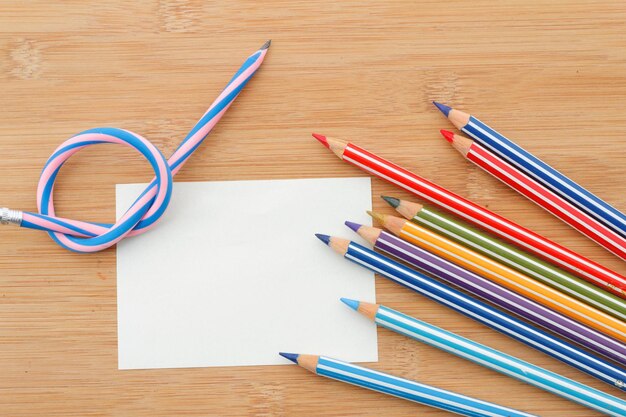 Photo directement au-dessus de la photo de crayons de couleur avec du papier sur la table