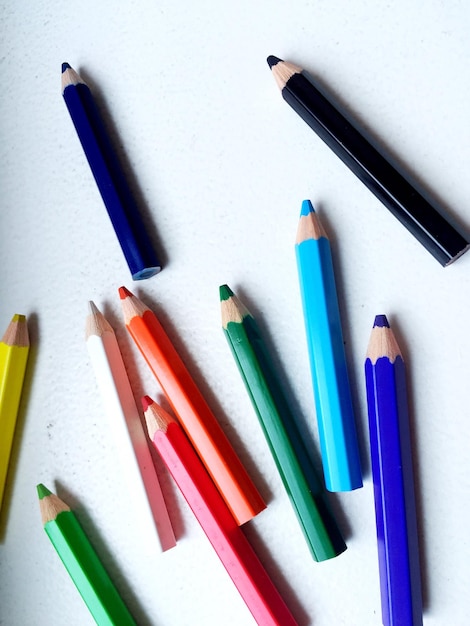 Directement au-dessus de la photo de crayons de couleur sur la table