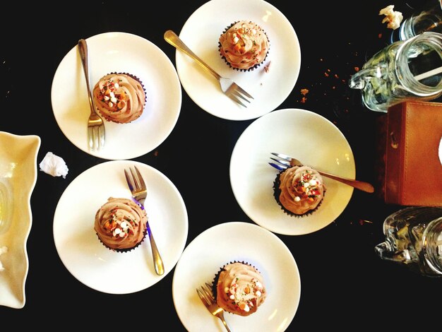 Photo directement au-dessus de la photo de cupcakes servis dans une assiette sur la table