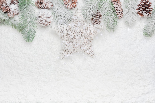 Directement au-dessus de la photo des décorations de Noël pendant l'hiver
