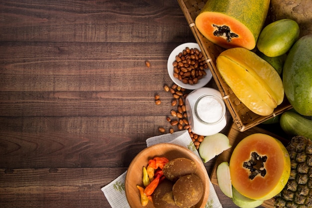 Photo directement au-dessus de la photo de divers aliments sur une table en bois