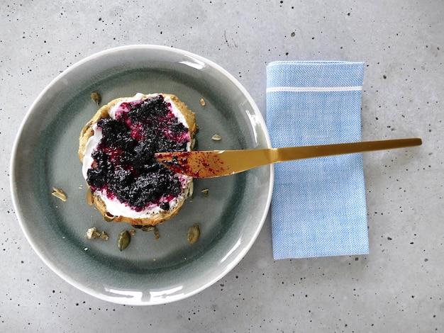 Photo directement au-dessus de la photo du petit déjeuner dans l'assiette sur la table