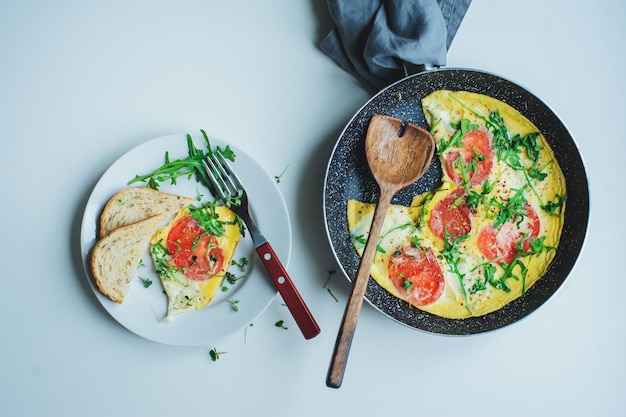 Photo directement au-dessus de la photo du petit déjeuner servi sur la table