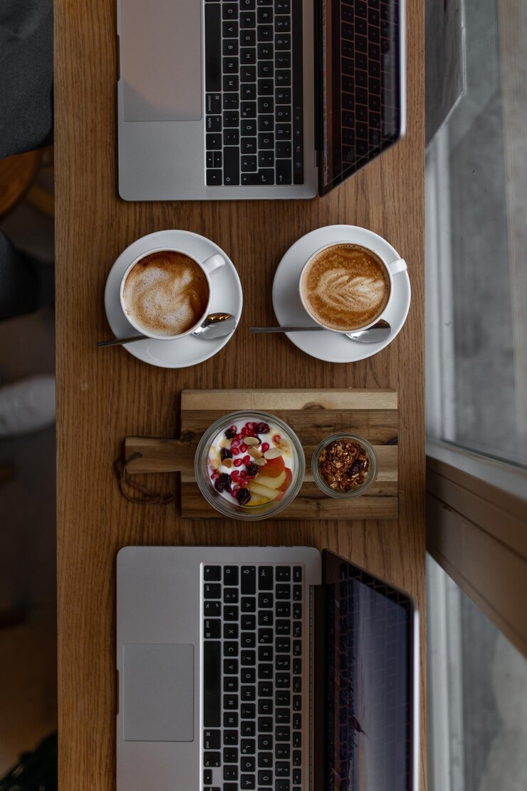 Photo directement au-dessus de la photo du petit déjeuner servi sur la table
