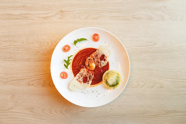 Directement au-dessus de la photo du petit déjeuner servi sur la table