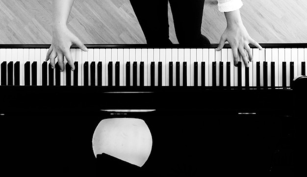 Photo directement au-dessus de la photo d'une femme jouant du piano