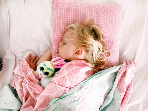 Directement au-dessus de la photo d'une fille qui dort sur le lit.