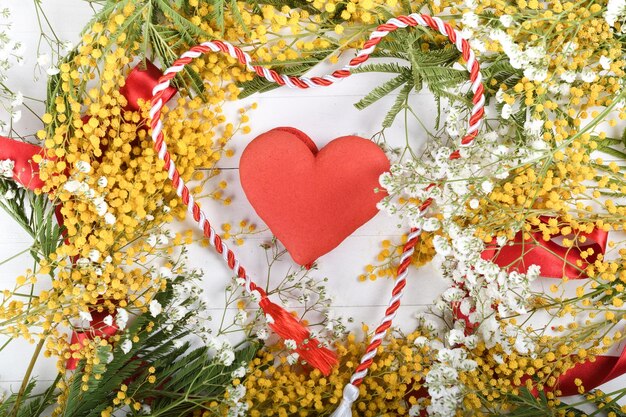 Directement au-dessus de la photo en forme de cœur sur des fleurs rouges