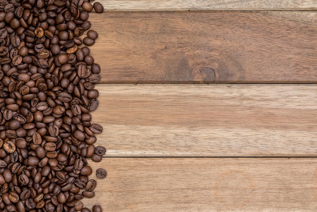 Directement au-dessus de la photo de grains de café torréfiés sur une table en bois