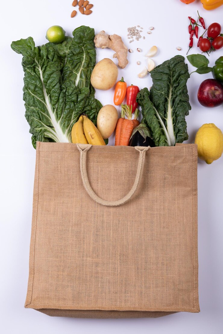 Photo directement au-dessus d'une photo de légumes et de fruits avec divers ingrédients sur fond blanc, espace de copie