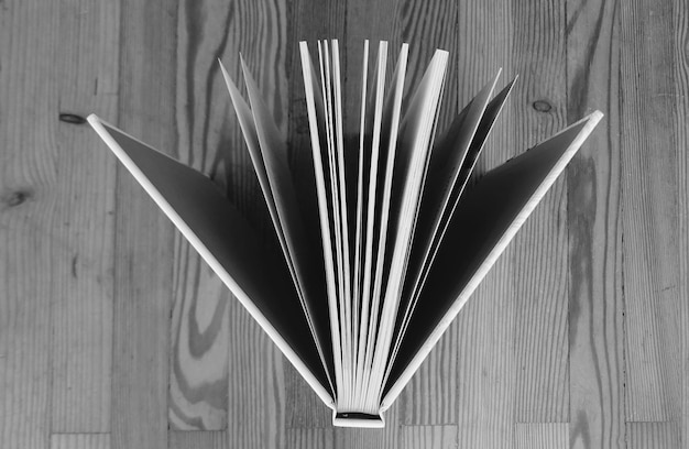 Directement au-dessus de la photo d'un livre sur une table en bois