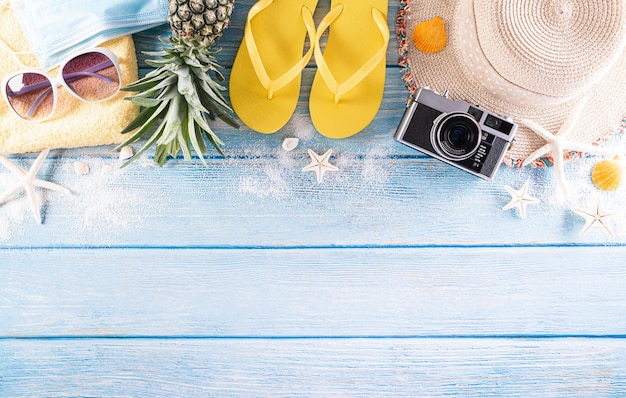 Directement au-dessus de la photo des lunettes de soleil sur la table