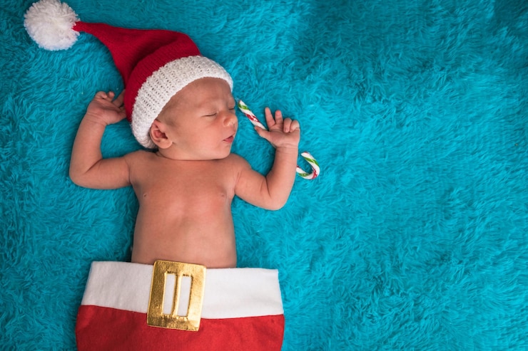 Photo directement au-dessus de la photo d'un mignon nouveau-né qui dort sur le lit à la maison