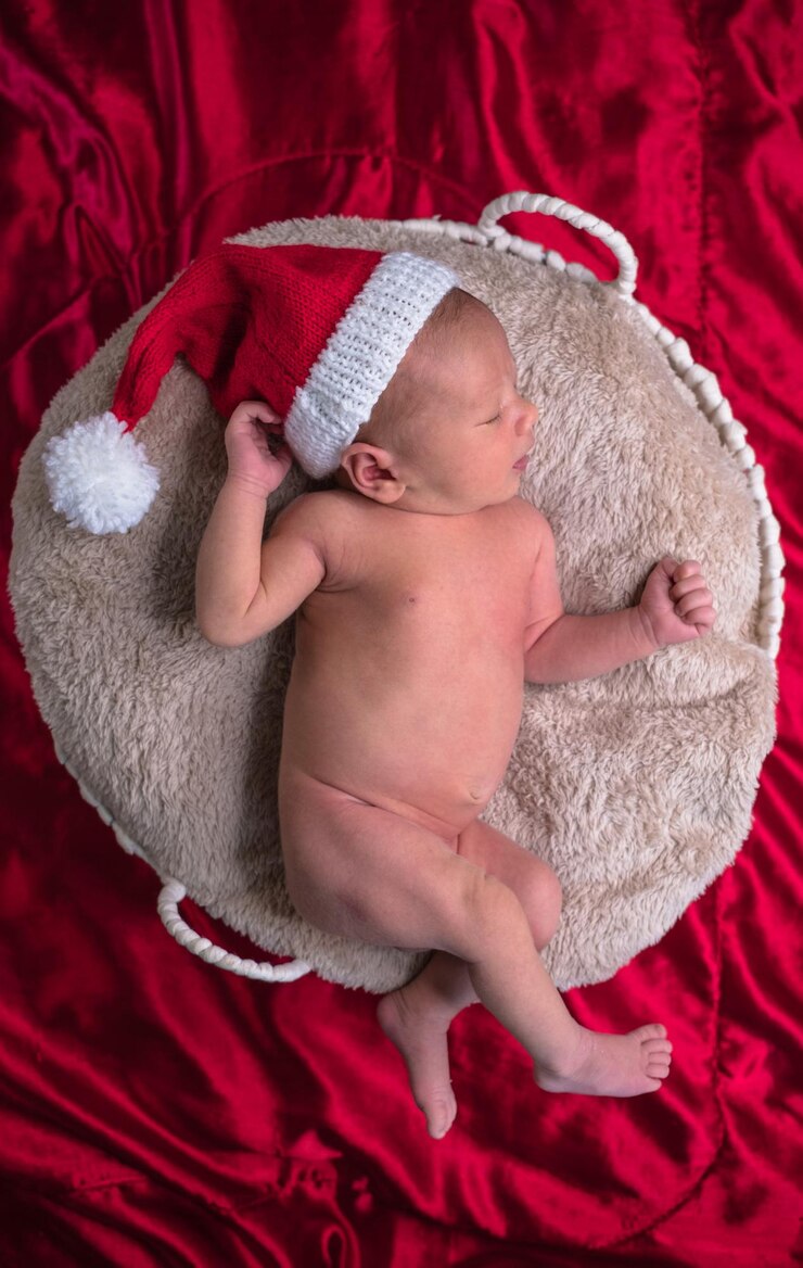 Photo directement au-dessus de la photo d'un mignon nouveau-né qui dort sur le lit à la maison
