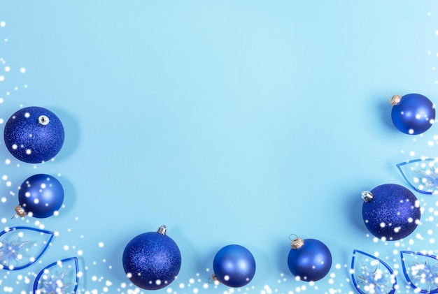Directement au-dessus de la photo des ornements de Noël sur fond bleu