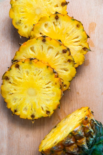 Directement au-dessus de la prise d'ananas sur la planche à couper