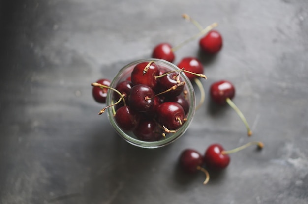 Directement au-dessus de la prise de cerises dans le récipient sur la table