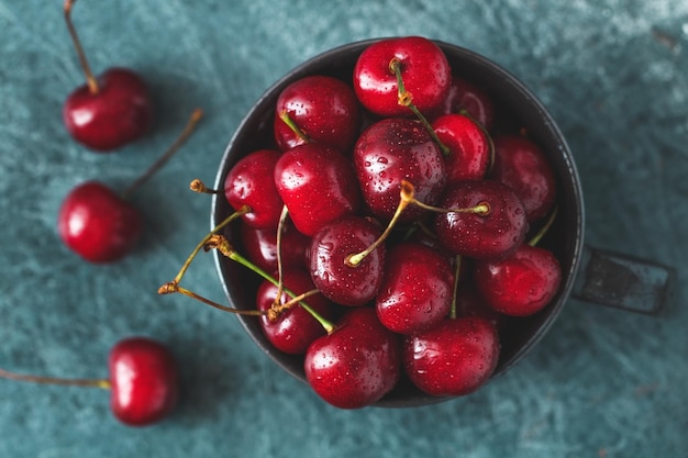 Directement au-dessus de la prise de cerises dans la tasse sur la table