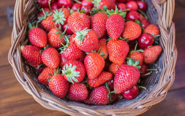 Directement au-dessus de la prise de fraises sur un panier en osier