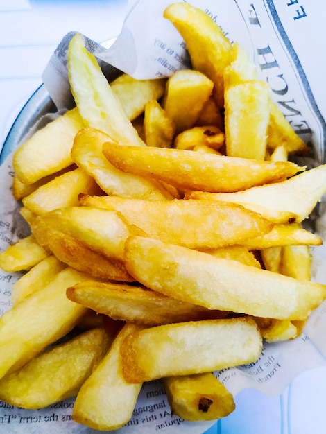 Photo directement au-dessus de la prise de frites dans le récipient