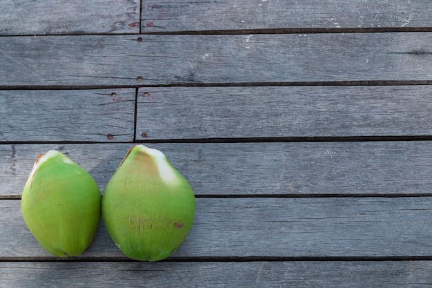 Directement au-dessus de la prise de noix de coco sur une table en bois