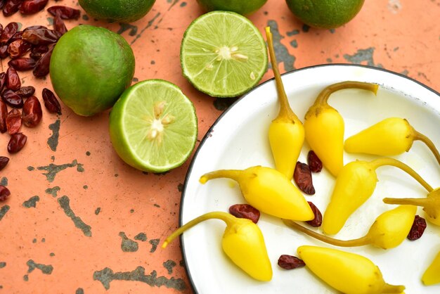 Photo directement au-dessus de la prise de poivre chili dans l'assiette sur la table