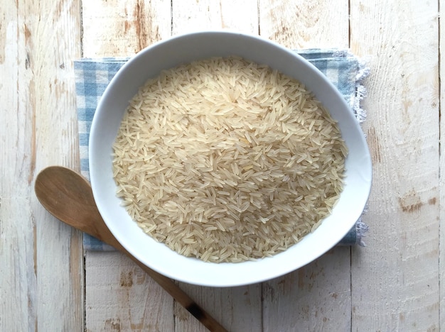 Directement au-dessus de la prise de riz cru dans un bol sur la table