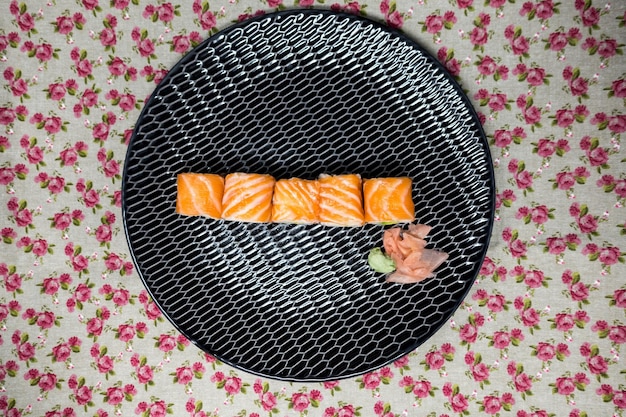 Photo directement au-dessus de la prise de sushi dans l'assiette sur la table
