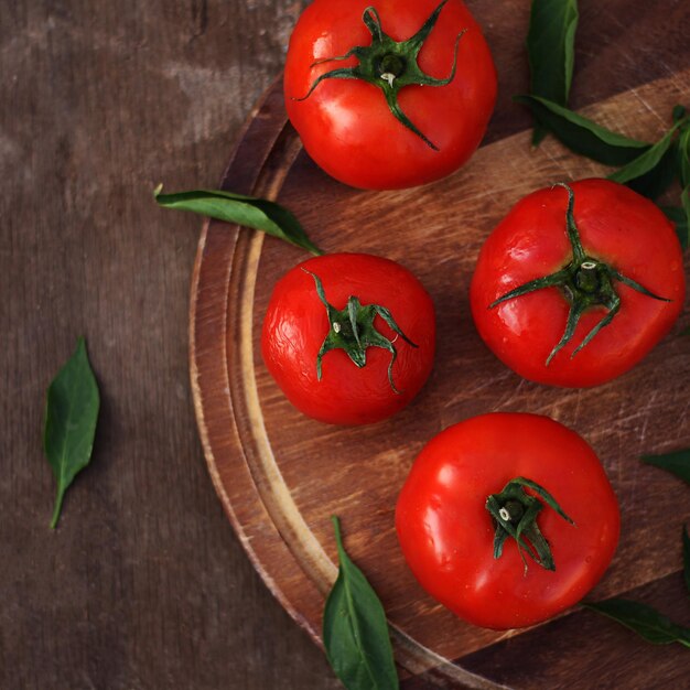 Photo directement au-dessus de la prise de tomates sur la table