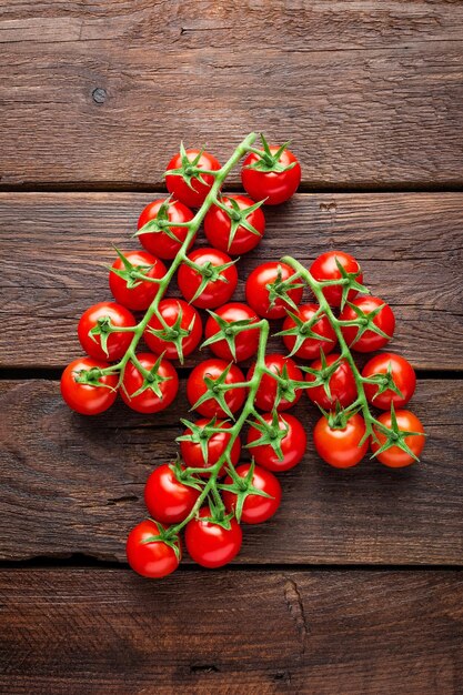 Directement au-dessus de la prise de tomates sur la table