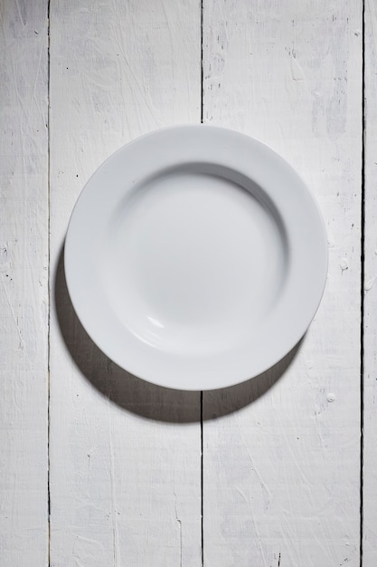 Photo directement au-dessus de la prise de vue d'une assiette vide sur la table