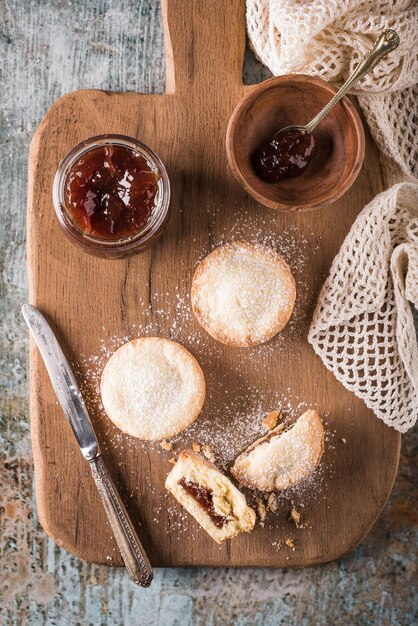 Photo directement au-dessus de la prise de vue des biscuits avec des conserves sur la planche à couper