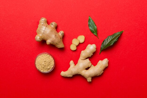 Photo directement au-dessus de la prise de vue des biscuits sur fond de corail