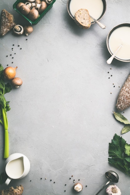 Photo directement au-dessus de la prise de vue des bols de soupe et des ingrédients sur la table