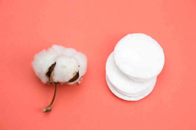 Photo directement au-dessus de la prise de vue de bonbons blancs sur fond rouge