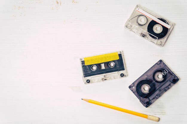 Directement au-dessus de la prise de vue des cassettes audio et du crayon sur la table