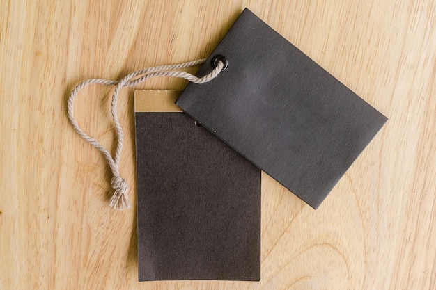 Photo directement au-dessus de la prise de vue d'étiquettes noires blanches sur une table en bois