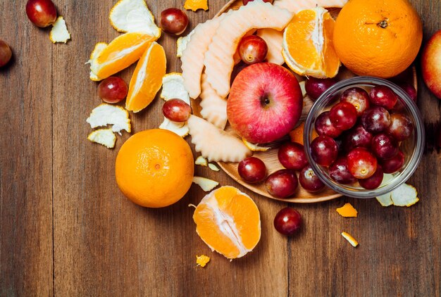 Photo directement au-dessus de la prise de vue des fruits sur une table en bois