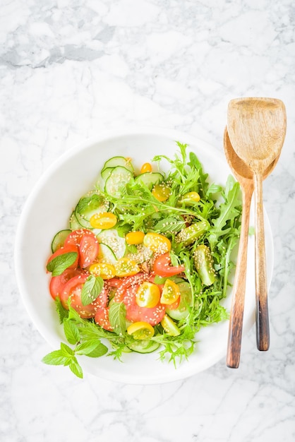 Directement au-dessus de la prise de vue des légumes dans le bol sur la table