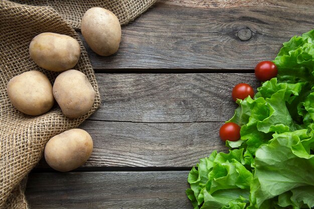 Directement au-dessus de la prise de vue des légumes sur une table en bois