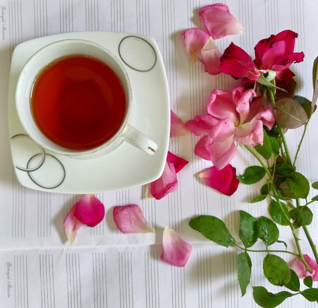 Directement au-dessus des roses roses et du thé rouge sur la table