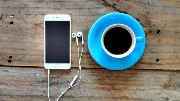 Directement au-dessus de la tasse de café sur la table