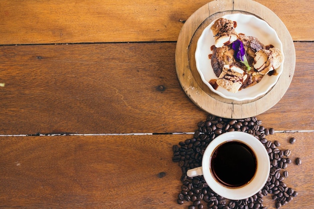 Directement au-dessus de la tasse de café sur la table