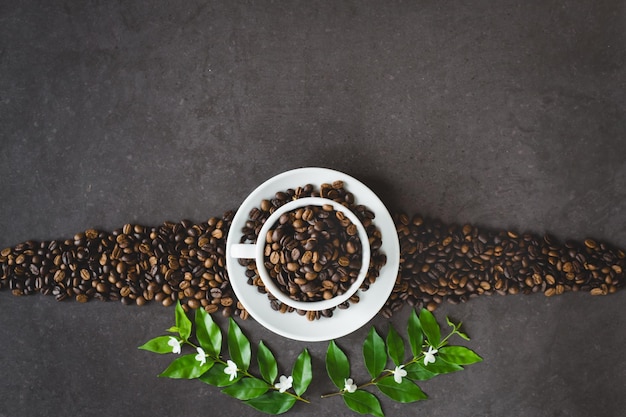 Directement au-dessus de la tasse de café sur la table