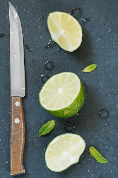 Photo directement au-dessus de la vue des citrons et du couteau