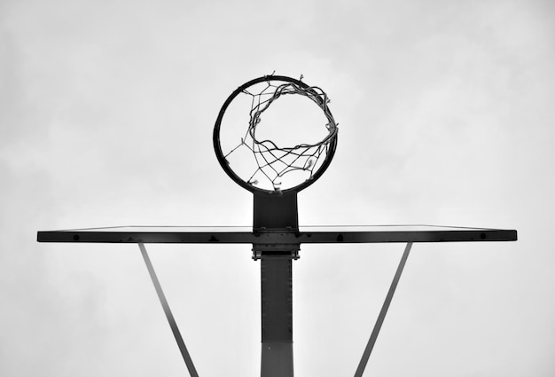 Directement en dessous d'un coup de cerceau de basket contre le ciel